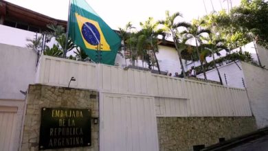 Photo of ¿Por qué la bandera de Brasil flamea en la embajada argentina en Venezuela?