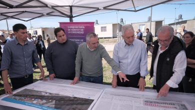 Photo of LARROQUE Y ALAK RECORRIERON BARRIO DONDE REUBICARON A FAMILIAS QUE ESTABAN AL BORDE DE LAS VÍAS