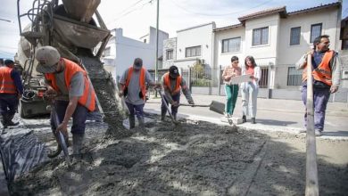 Photo of MAYRA SUPERVISÓ UNA OBRA DE BACHEO EN BERNAL Y COMPARTIÓ UNA MATEADA JUNTO A VECINOS Y VECINAS DE VILLA ALCIRA