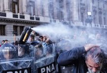 Photo of La Policía volvió a atacar a jubilados y diputados con gas pimienta