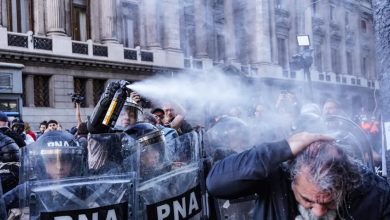 Photo of La Policía volvió a atacar a jubilados y diputados con gas pimienta