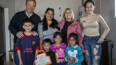 Photo of CASCALLARES RECORRIÓ BARRIO LINDO Y VISITÓ A LAS FAMILIAS EN SU NUEVA VIVIENDA