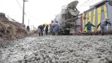 Photo of MAYRA RECORRIÓ LA OBRA DE PAVIMENTACIÓN DEL BARRIO DREYMAR DE QUILMES OESTE JUNTO A VECINOS Y VECINAS