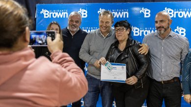 Photo of CASCALLARES ENTREGÓ CARNETS DE MANIPULACIÓN DE ALIMENTOS A COMEDORES Y MERENDEROS