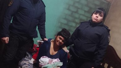 Photo of POLICÍAS DE MERLO AYUDARON A UNA MUJER A DAR A LUZ