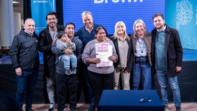 Photo of CASCALLARES ACOMPAÑÓ EN LA FIRMA DE SU ESCRITURA A 265 FAMILIAS DE GLEW, CALZADA, MALVINAS ARGENTINAS Y DON ORIONE