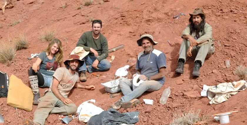 Equipo de investigación en la Quebrada de Santo Domingo (Provincia de La Rioja) donde se hallaron los fósiles del dinosaurio Huayracursor jaguensis. (Crédito: equipo de investigación CONICET/UNLP/MACN) 