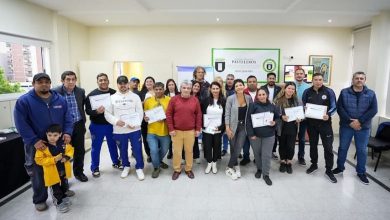 Photo of MAYRA ENTREGÓ CARNETS DE MANIPULACIÓN SEGURA DE ALIMENTOS A TRABAJADORES DE DIVERSAS FIRMAS LOCALES
