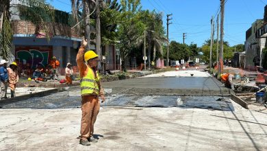 Photo of REPAVIMENTAN CON HORMIGÓN LA CALLE PRESIDENTE PERÓN, EN EL MARCO DE LA OBRA DEL PASO BAJO NIVEL DE CALZADA