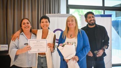 Photo of MAYRA ENTREGÓ CERTIFICADOS DE HABILITACIÓN A MÁS DE 20 COMERCIOS DE DISTINTOS RUBROS DEL DISTRITO