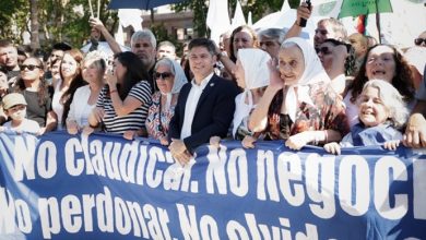 Photo of “PUSO EL CUERPO”: KICILLOF homenajeó a HEBE de BONAFINI en la RONDA de las MADRES