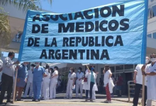 Photo of Médicos bonaerenses exigen reapertura urgente de la paritaria de salud
