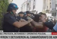 Photo of AGREDEN A UN CAMARÓGRAFO EN UNA MANIFESTACIÓN FRENTE AL CONGRESO