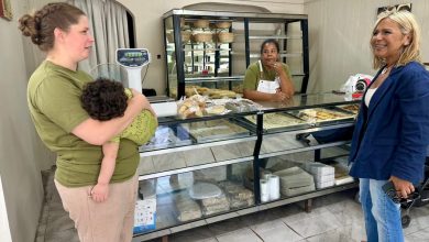 Photo of EL MUNICIPIO ACOMPAÑÓ LA REAPERTURA DE UNA HISTÓRICA PANADERÍA Y ASISTIÓ A UNA VECINA EMPRENDEDORA