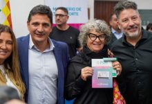 Photo of GUSTAVO MENÉNDEZ Y MARTÍN MARINUCCI ENTREGARON PASES LIBRES EN MERLO