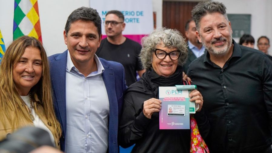 Gustavo-Menendez-y-Martin-Marinucci-entregaron-Pases-Libres-en-Merlo-5-