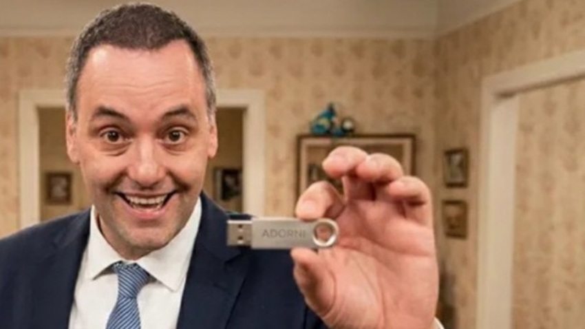 Manuel-Adorni-pendrive