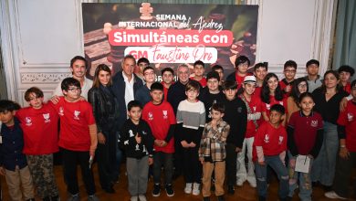Photo of Semana Internacional del Ajedrez: en el MAT, Julio Zamora recibió al Gran Maestro Faustino Oro