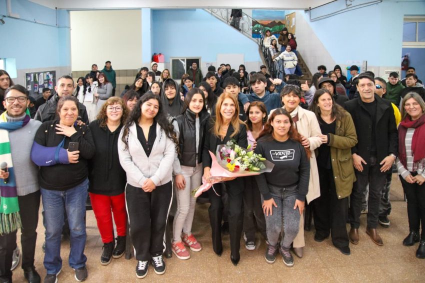 La intendenta de Avellaneda, Magdalena Sierra, visitó esta mañana la Escuela Secundaria Nº 6, ubicada en Giribone 648 de Piñeiro.