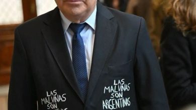 Photo of Diputado opositor asistió con el traje de «Las Malvinas son Argentinas», a la sesión de hoy