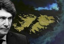 Photo of EL PRESIDENTE DESCUBRE LAS MALVINAS JUSTO CUANDO NECESITA UNA BANDERA